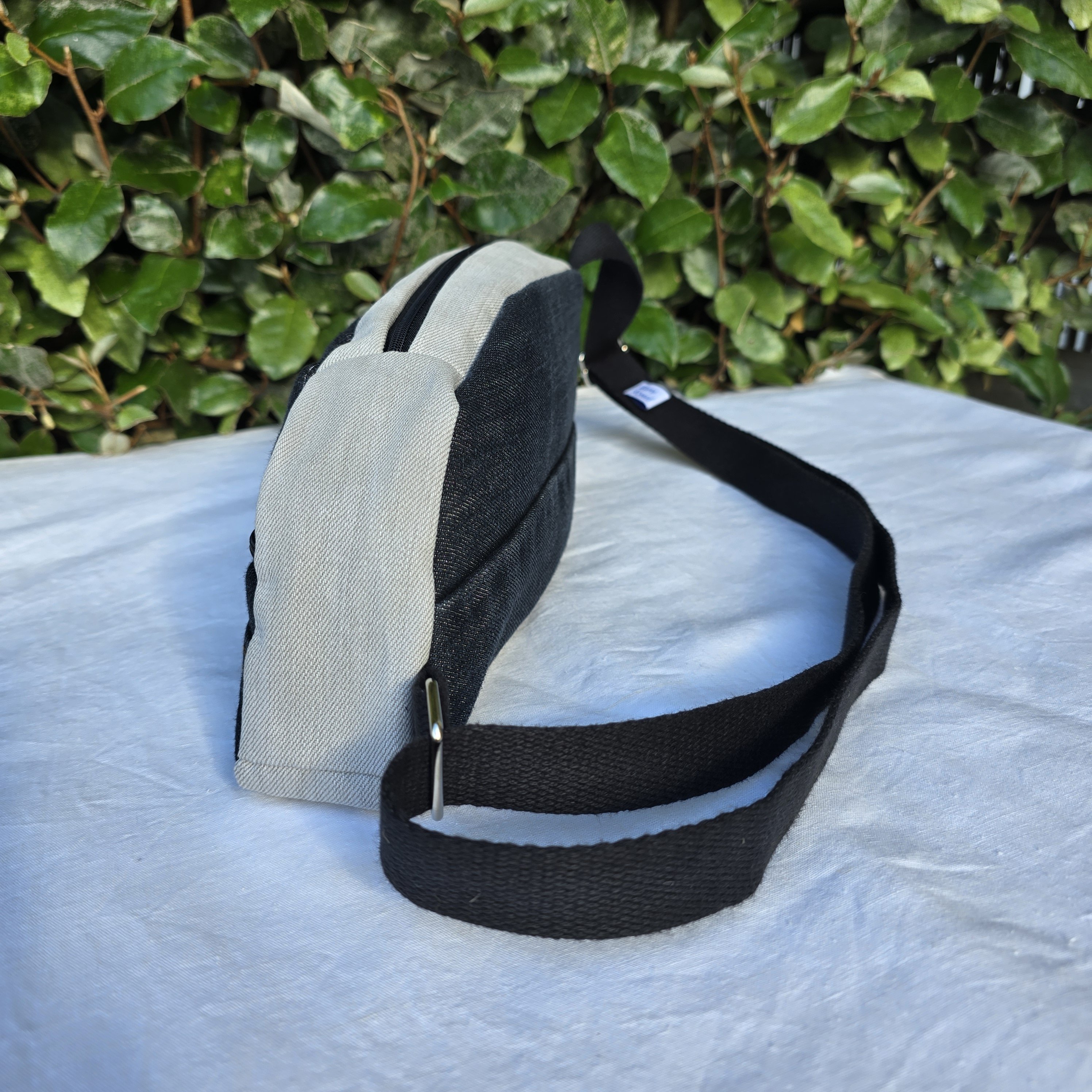 Sac banane r&eacute;invent&eacute;, design unique, en jean upcycling