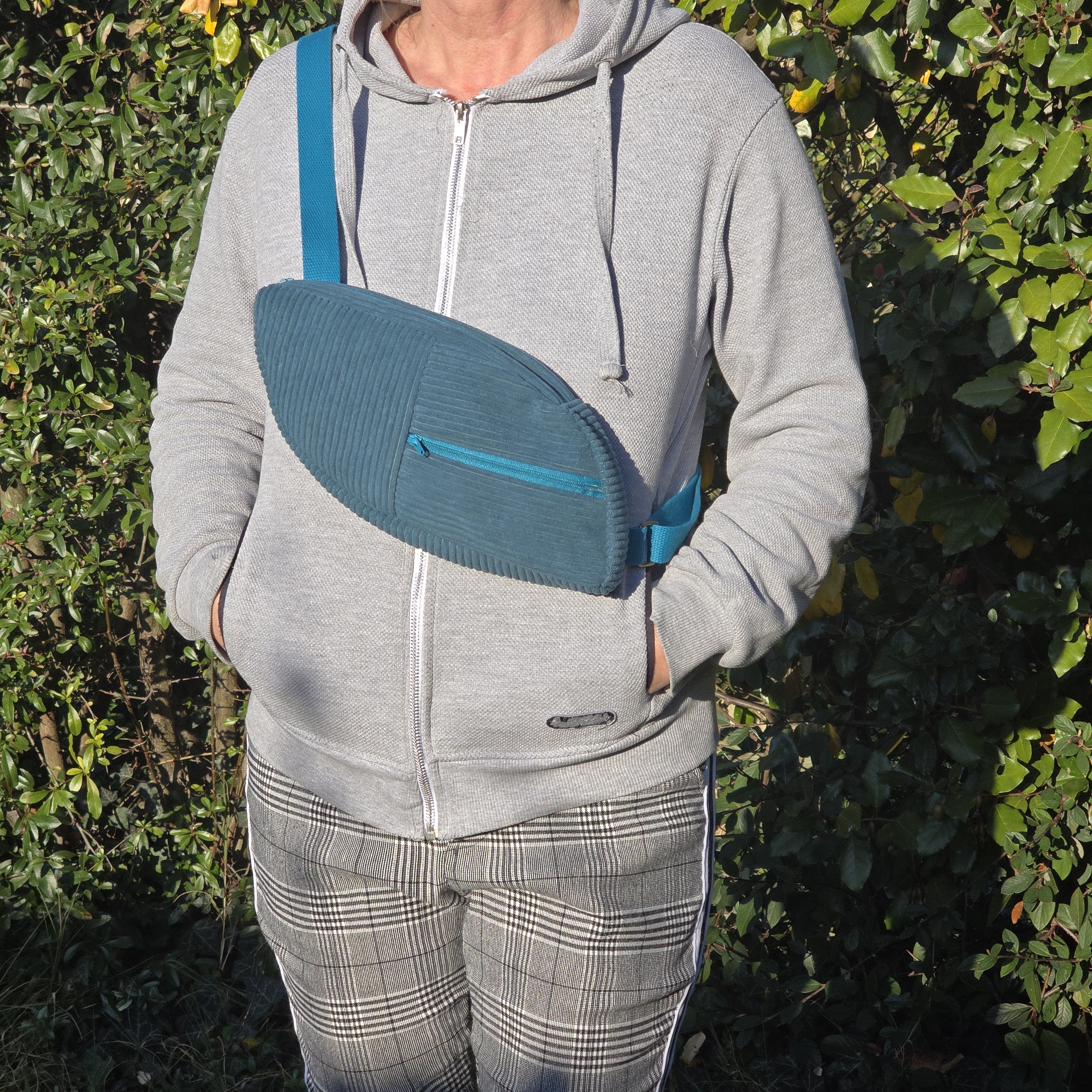 Sac banane r&eacute;invent&eacute; : design unique asym&eacute;trique.