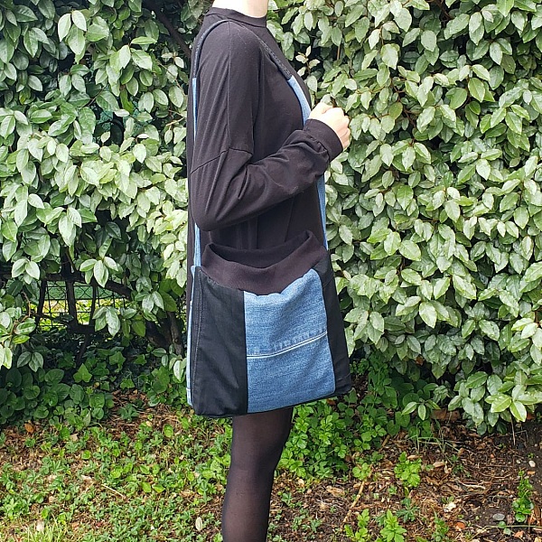 Sac &agrave; bandouli&egrave;re en jean recycl&eacute; bleu et noir