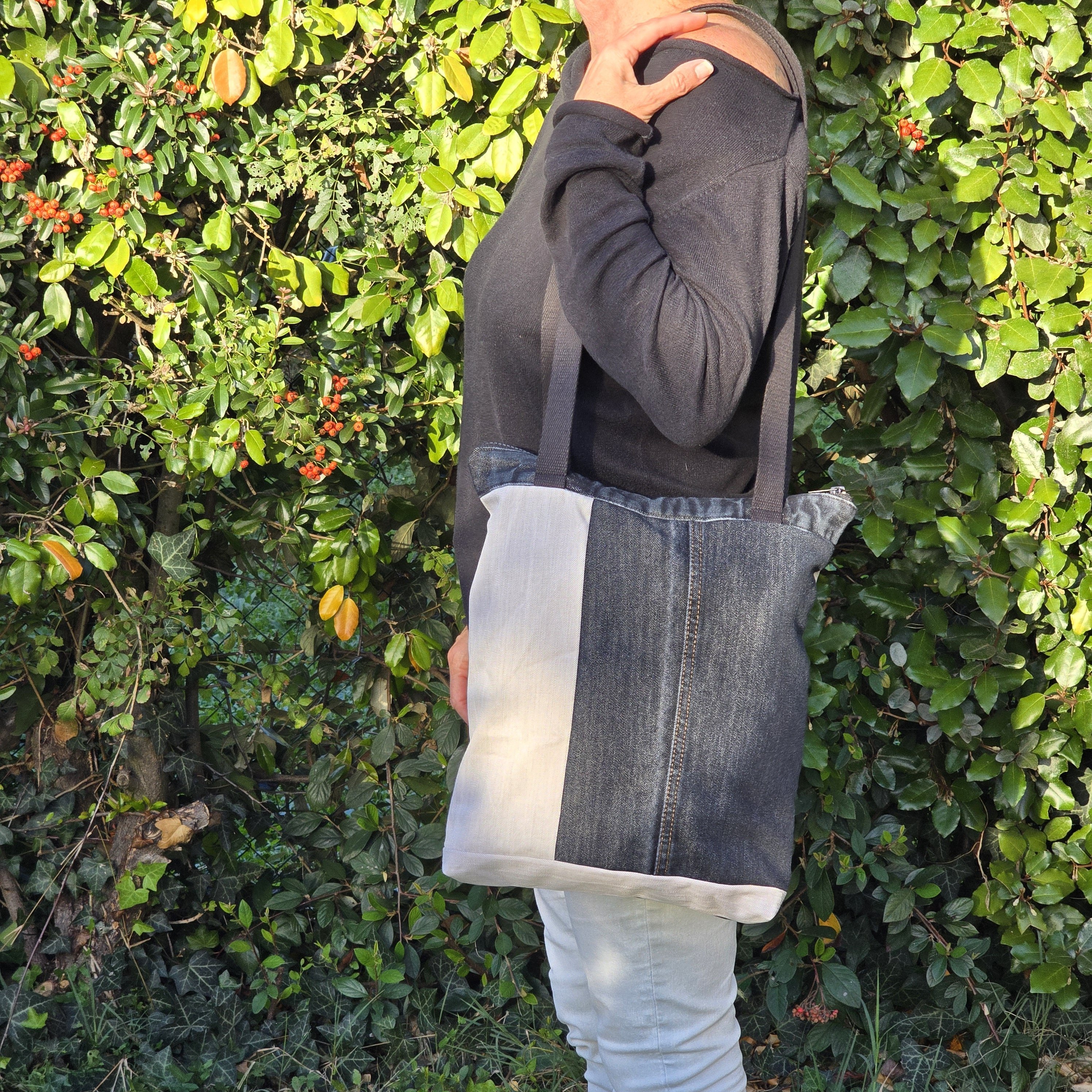 Sac &agrave; bandouli&egrave;re en jean recycl&eacute; noir et gris avec empi&egrave;cements.