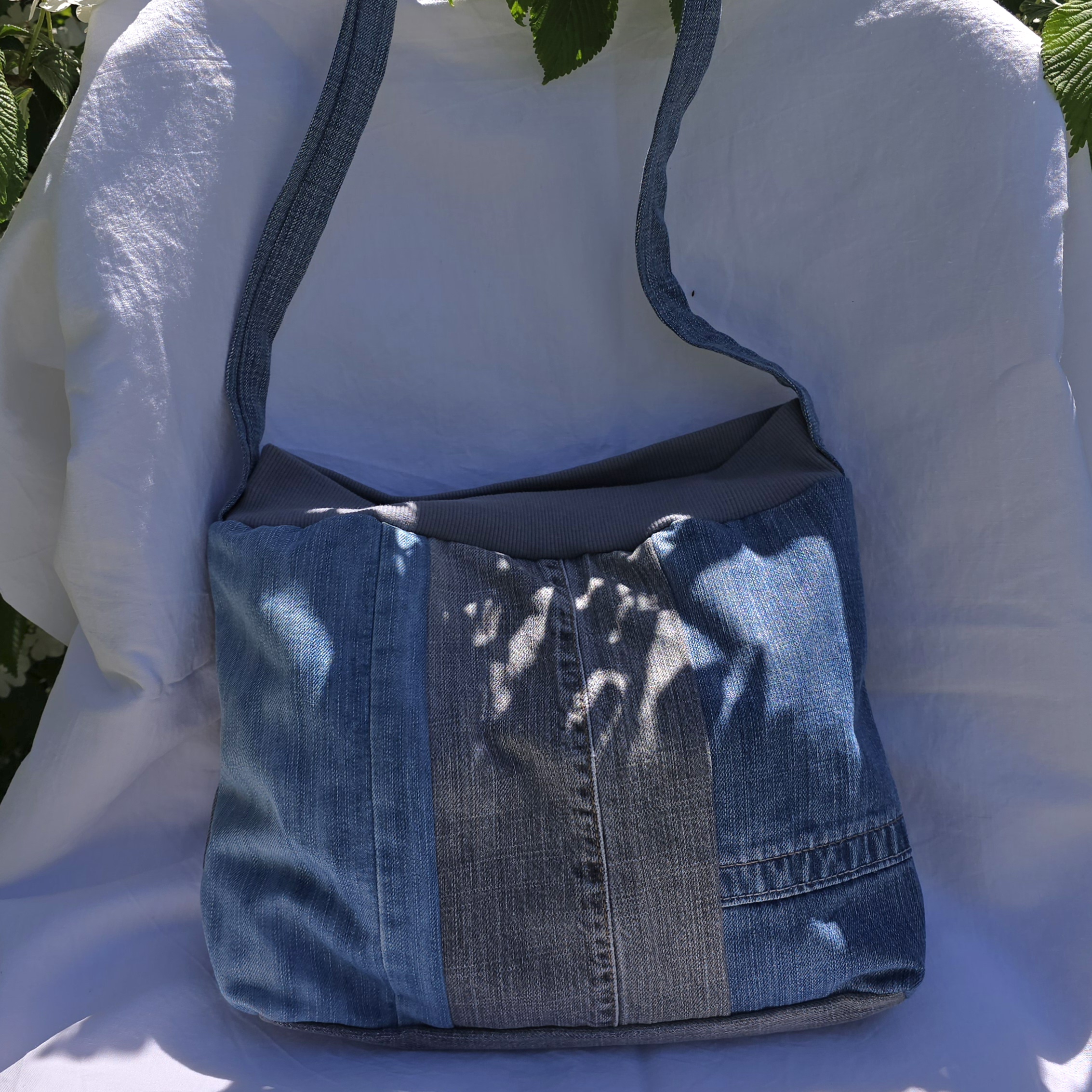 sac à bandoulière en jean recyclé bleu et gris