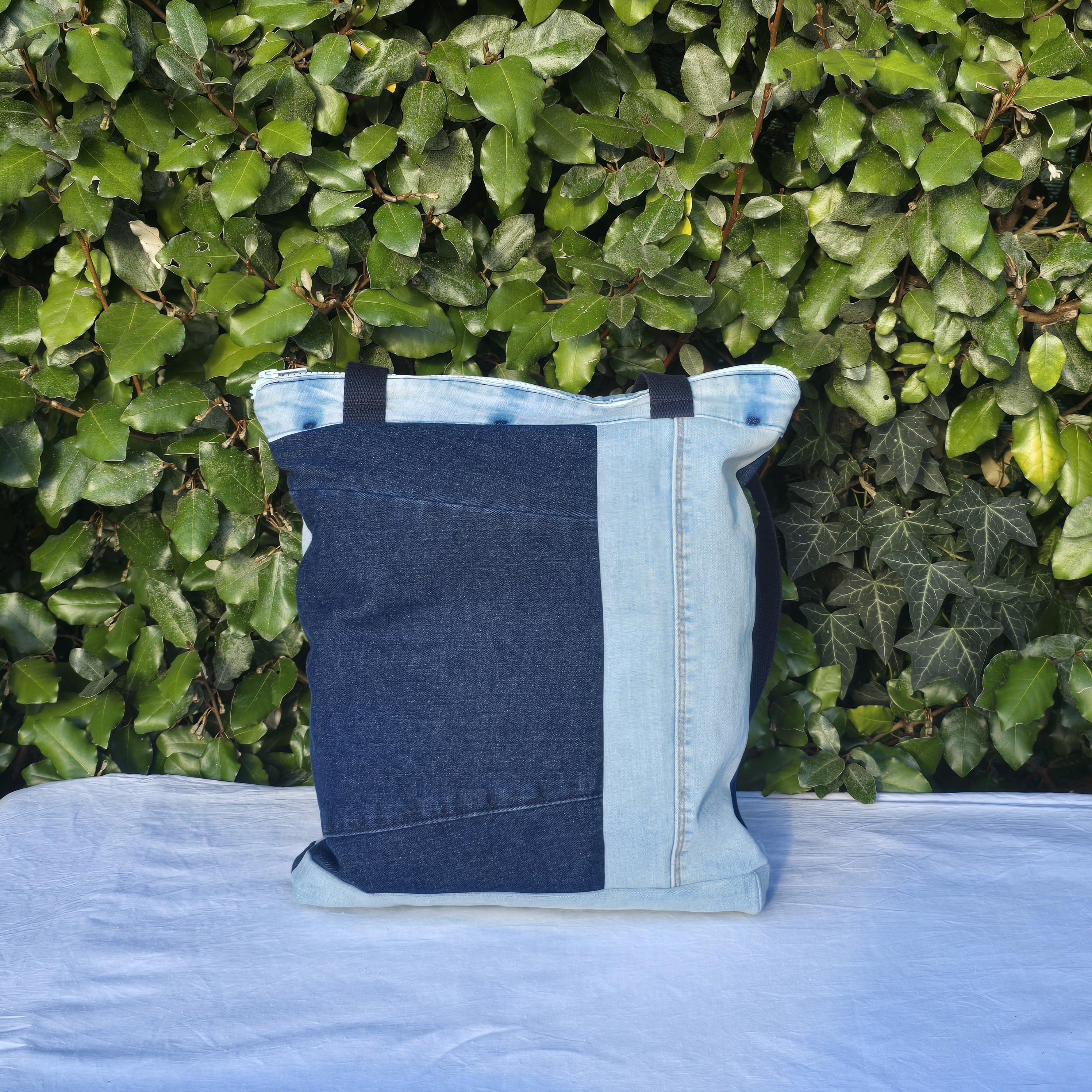 Sac à bandoulière en jean recyclé  avec empiècements bleu foncé et bleu clair