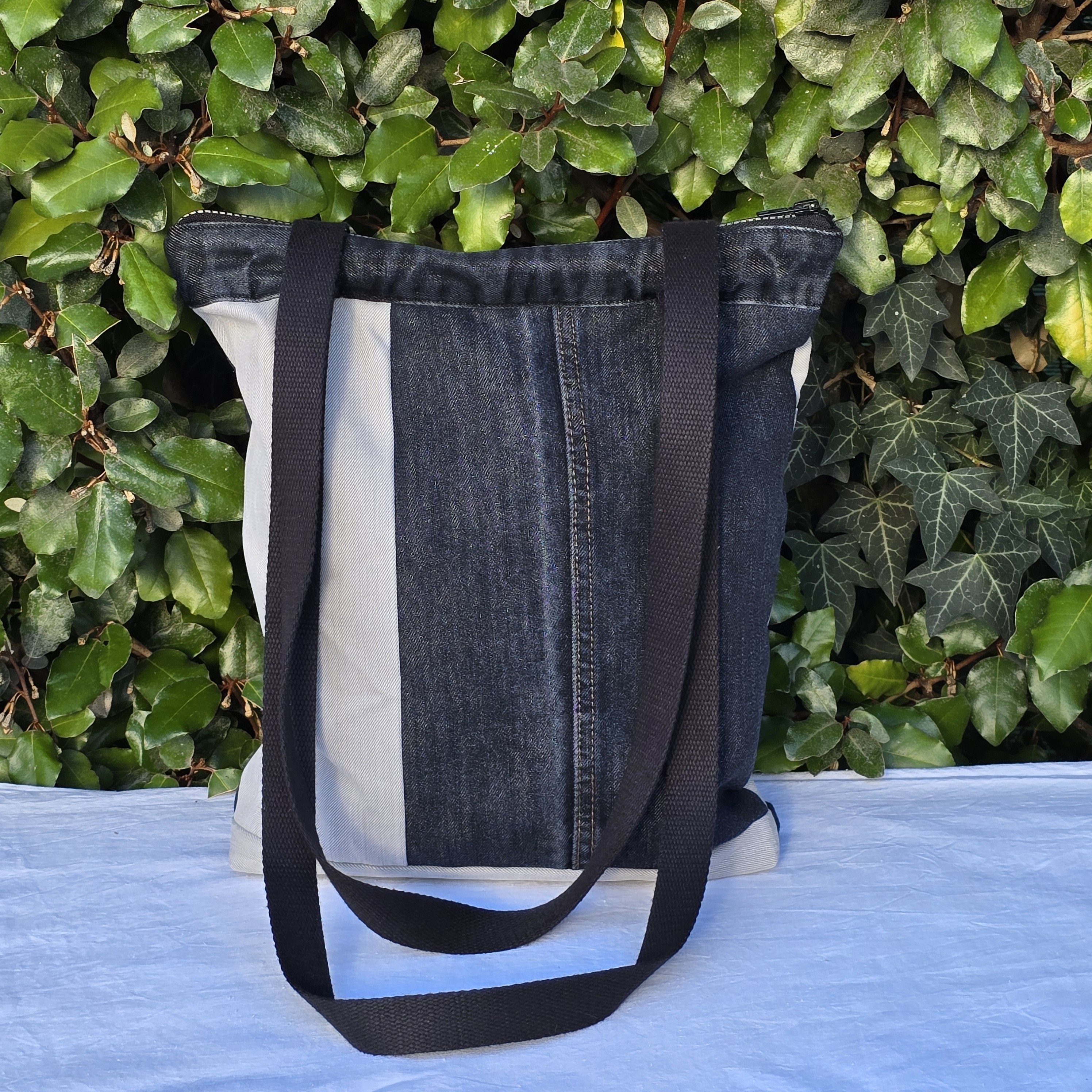 Sac &agrave; bandouli&egrave;re en jean recycl&eacute; noir et gris avec empi&egrave;cements.