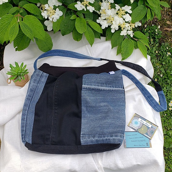 Sac &agrave; bandouli&egrave;re en jean recycl&eacute; bleu et noir