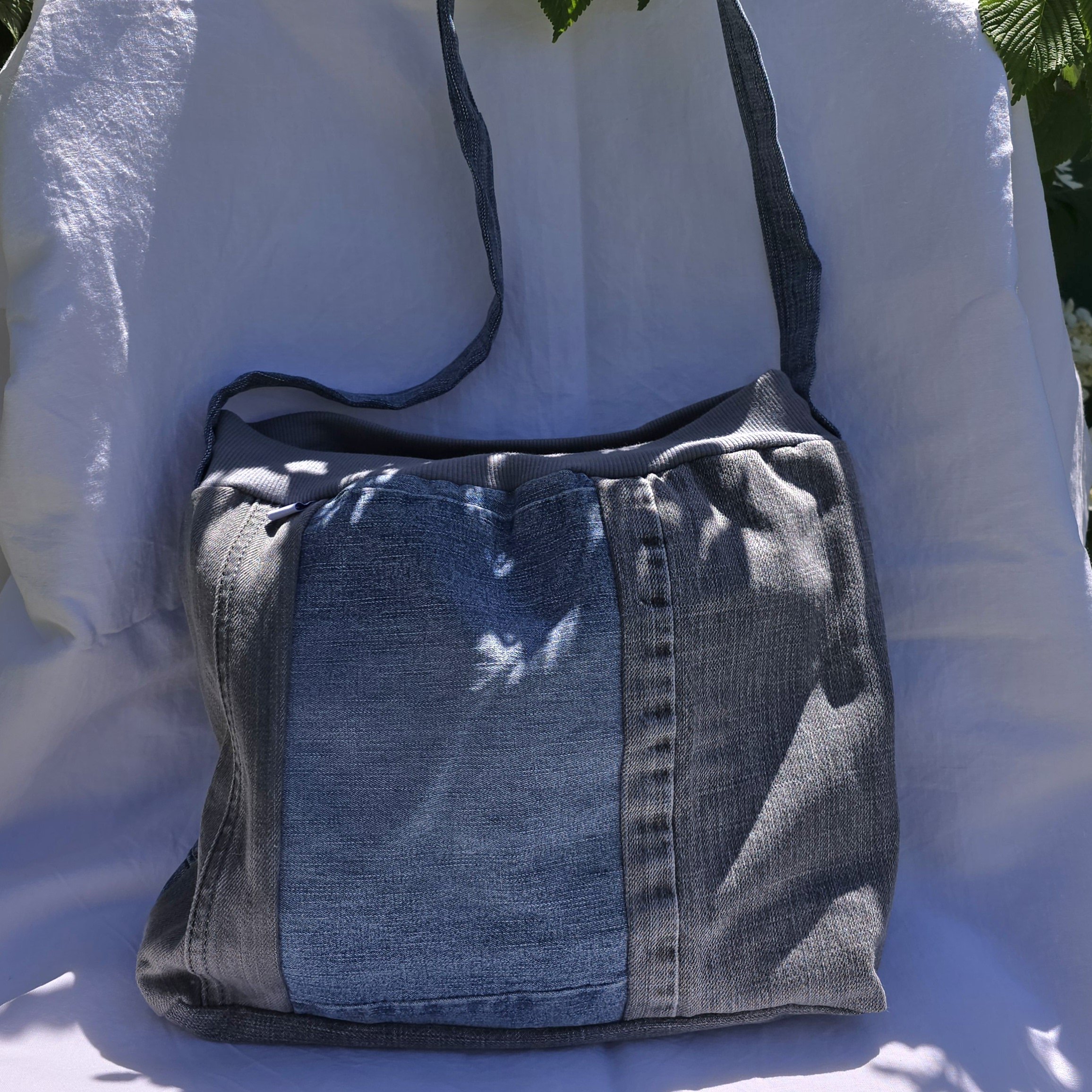 sac à bandoulière en jean recyclé bleu et gris