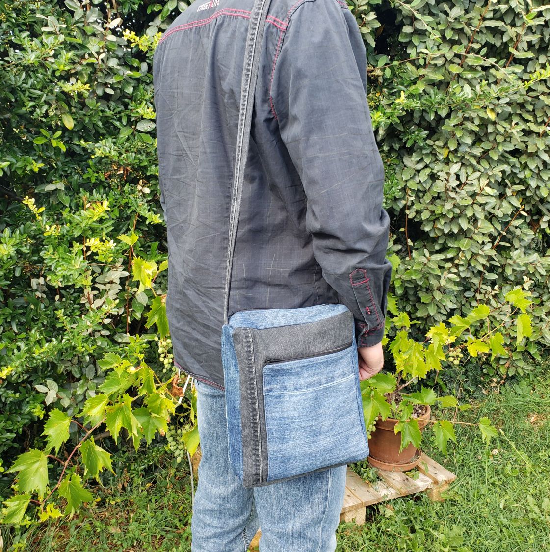 Sacoche bandoulière en jean upcycling pour homme, poche extérieure zippée, style casual