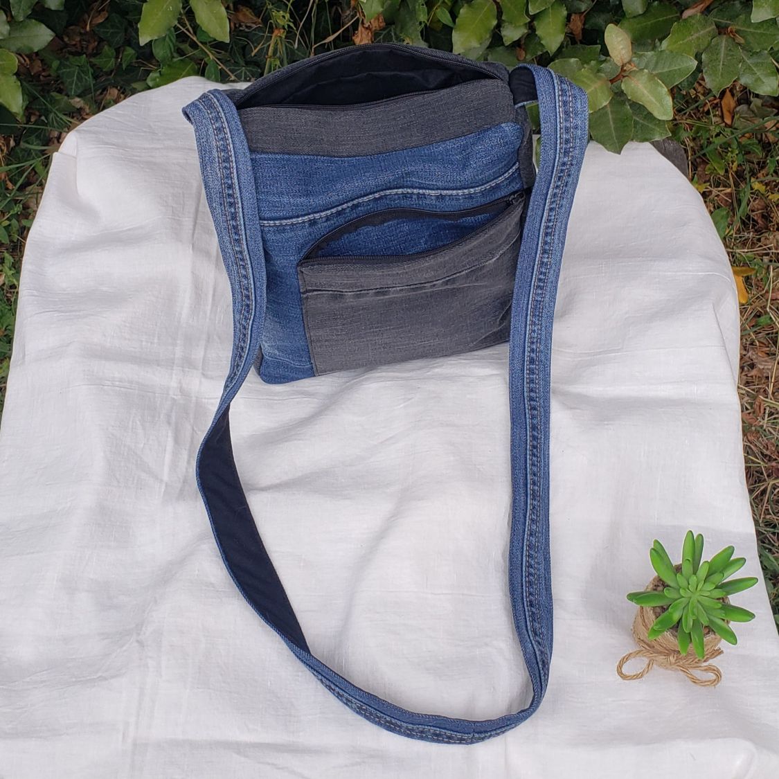 Sacoche bandoulière en jean upcycling pour homme, poche extérieure zippée, style casual