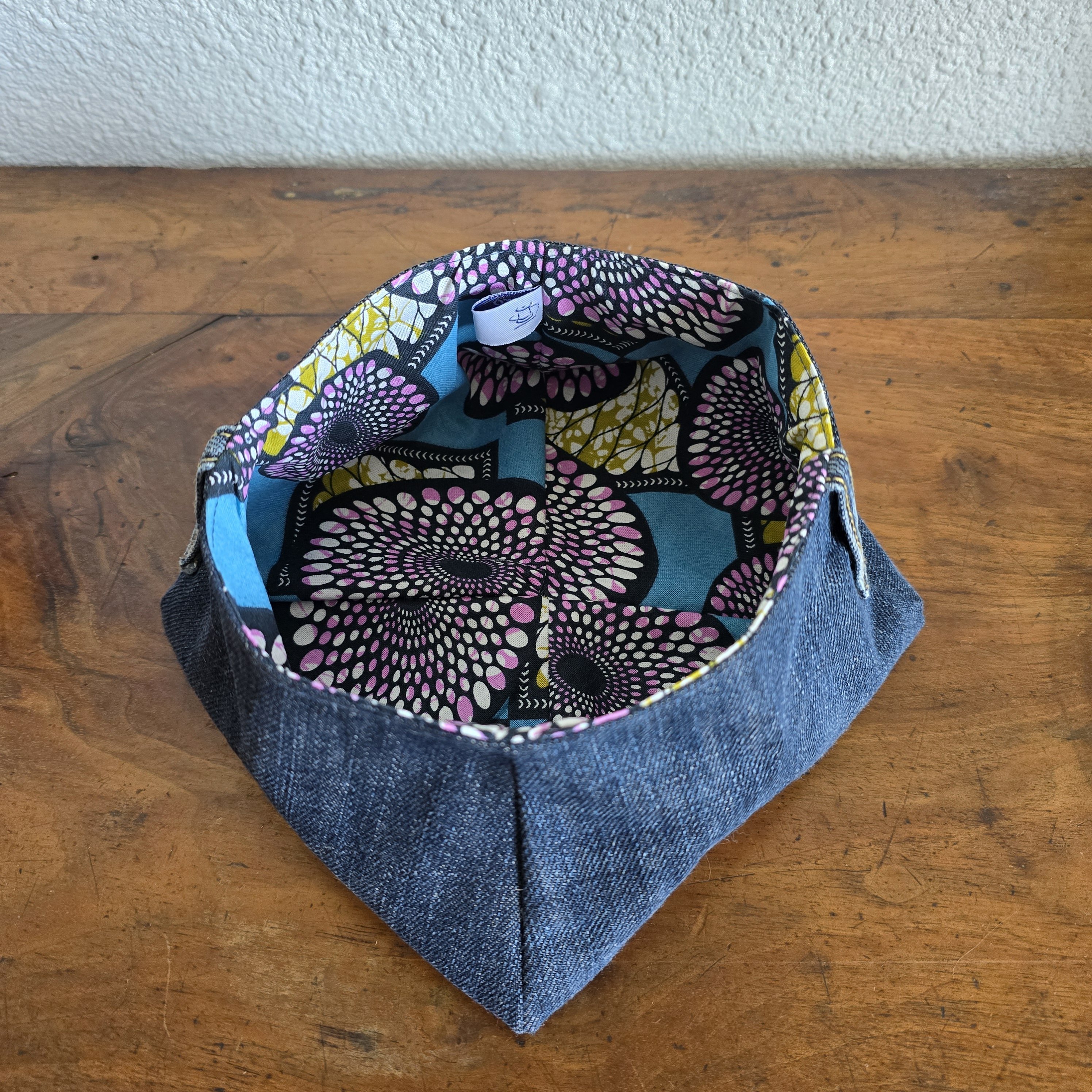 Vide poches en jean , doubl&eacute; de tissu coton imprim&eacute; wax.