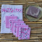 Lingettes démaquillantes lavables en coton bambou et tissu coton imprimé avec sa pochette de rangement coordonnée.