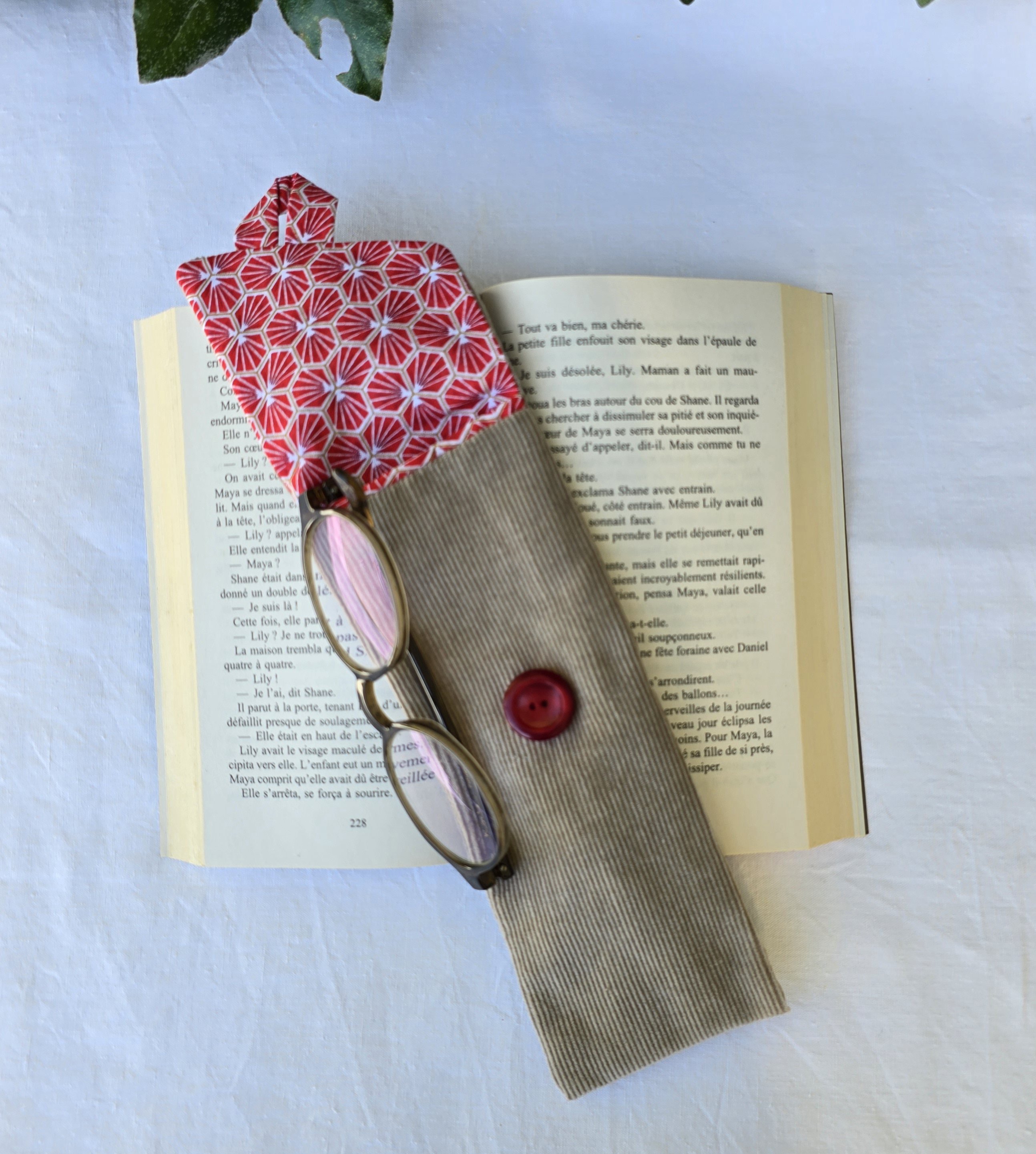 &Eacute;tui souple &agrave; lunettes ,en velours c&ocirc;tel&eacute; , doubl&eacute; de tissu coton imprim&eacute;. &Eacute;co-con&ccedil;u.