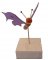 Papillon violet électrique sur socle à poser sculpture en bois