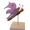 Papillon violet électrique sur socle à poser sculpture en bois