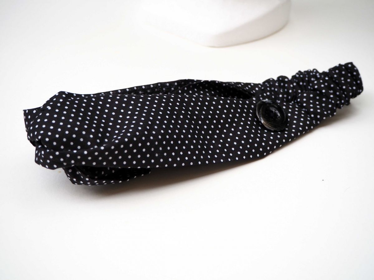 Bandeau coton noué, lavable,fond noir petits pois, élastique au dos, 26cm env non étiré