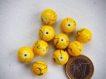 Bel ensemble de 10 perles en verre identiques, tons jaune veinés noir