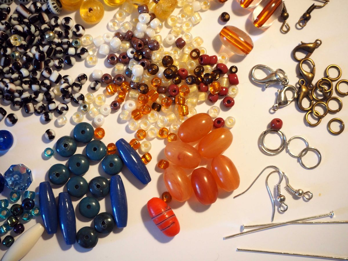 Bel ensemble de 150 perles et rocailles pour fabriquer un collier, bracelet, BO, tons noir/blanc