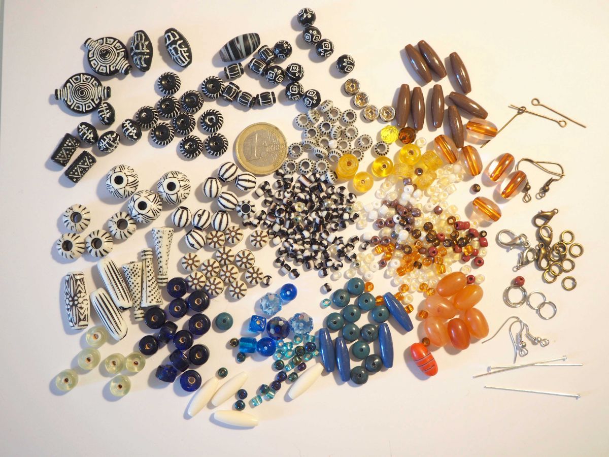 Bel ensemble de 150 perles et rocailles pour fabriquer un collier, bracelet, BO, tons noir/blanc