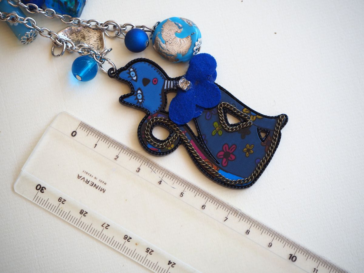 Bijou de sac avecgrand chat bleu résine 3 couleurs avec breloques assorties