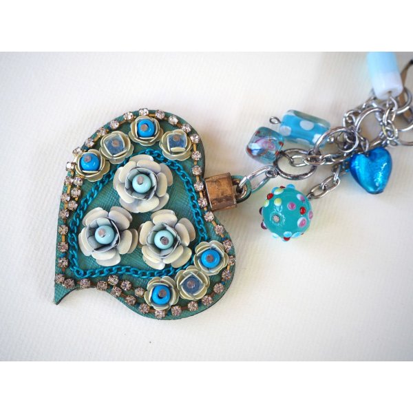 Bijou de sac  gros coeur bleu  en simili cuir 7x6cm avec strass, perles de verre  en tons bleus, Fête