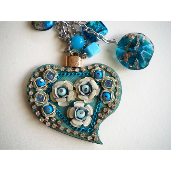 Bijou de sac  gros coeur bleu en simili cuir 7x6cm avec strass, perles de verre tons bleu et vert, Saint-Valentin