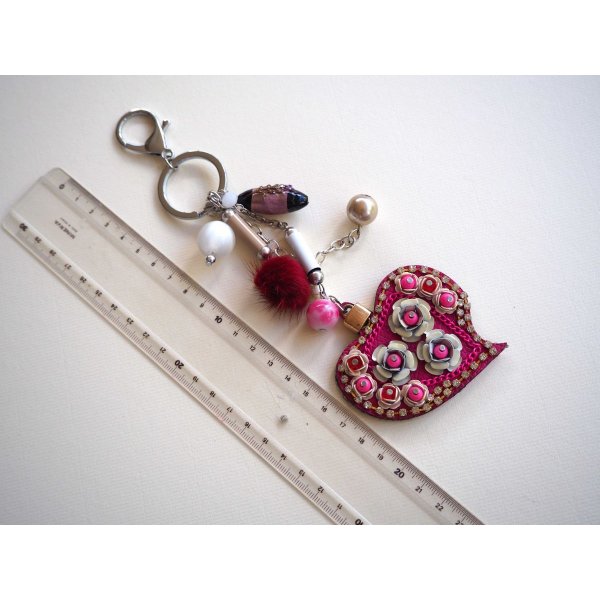 Bijou de sac  gros coeur rose en simili cuir 7x6cm avec strass, perles fleurs et autres, Fête