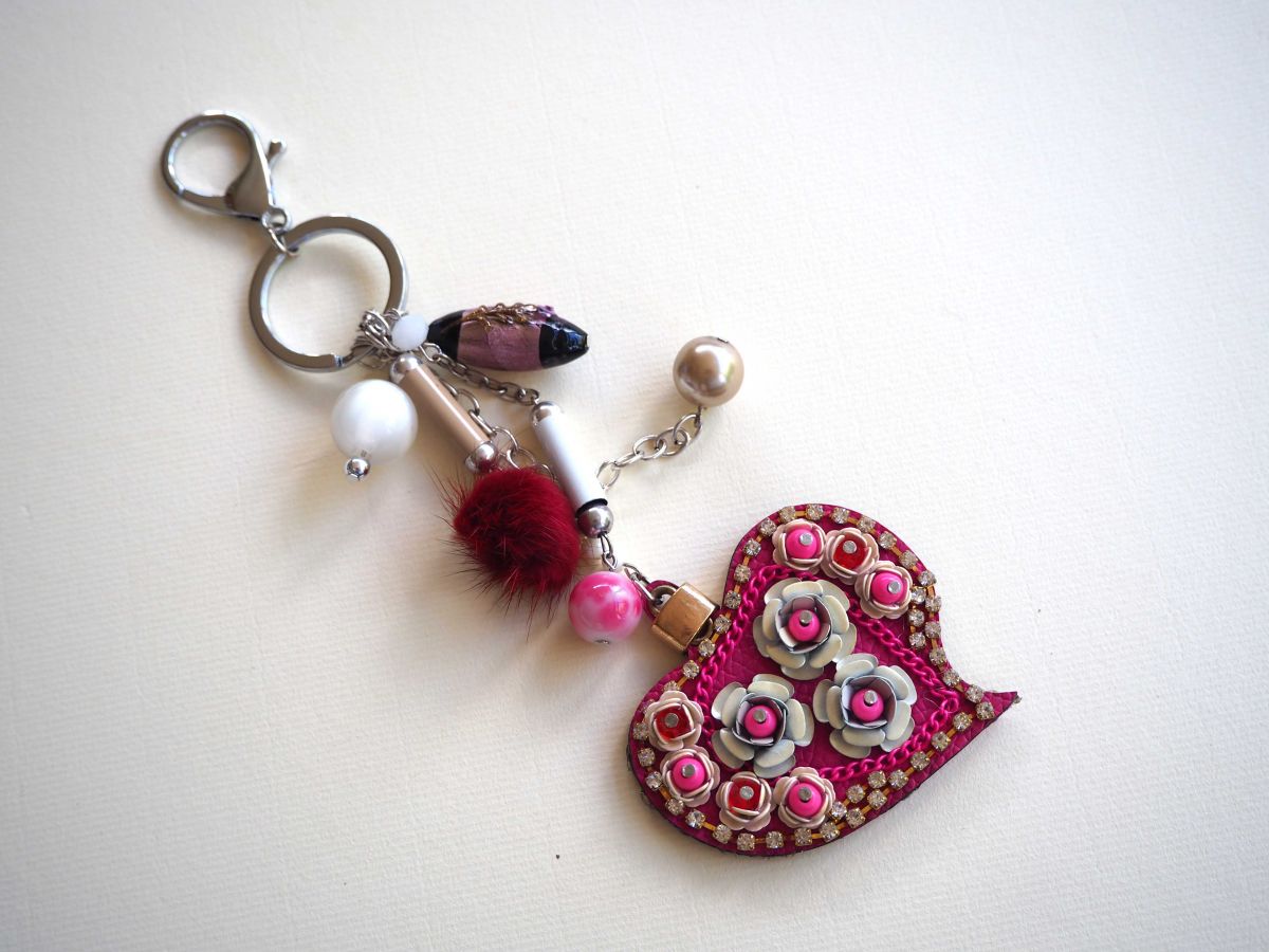 Bijou de sac  gros coeur rose en simili cuir 7x6cm avec strass, perles fleurs et autres, Fête