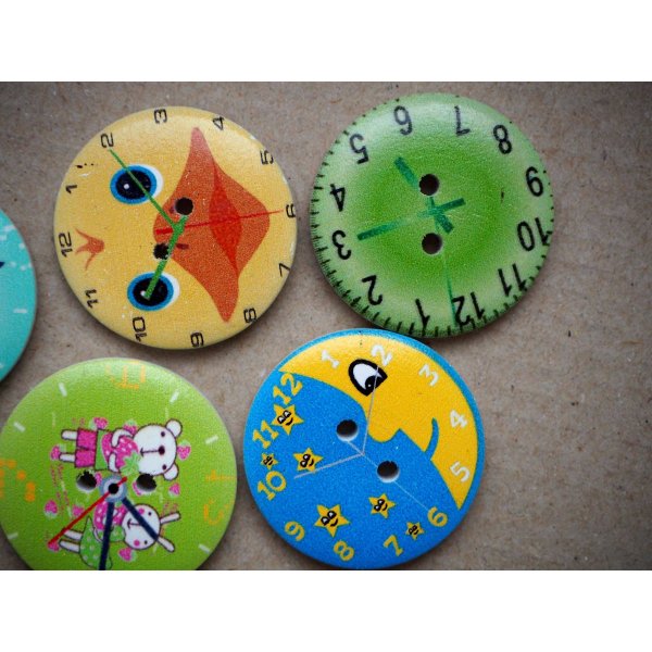 LOT 5 Gros boutons bois avec horloge mais motifs différents, 30mm ton vert/bleu/jaune