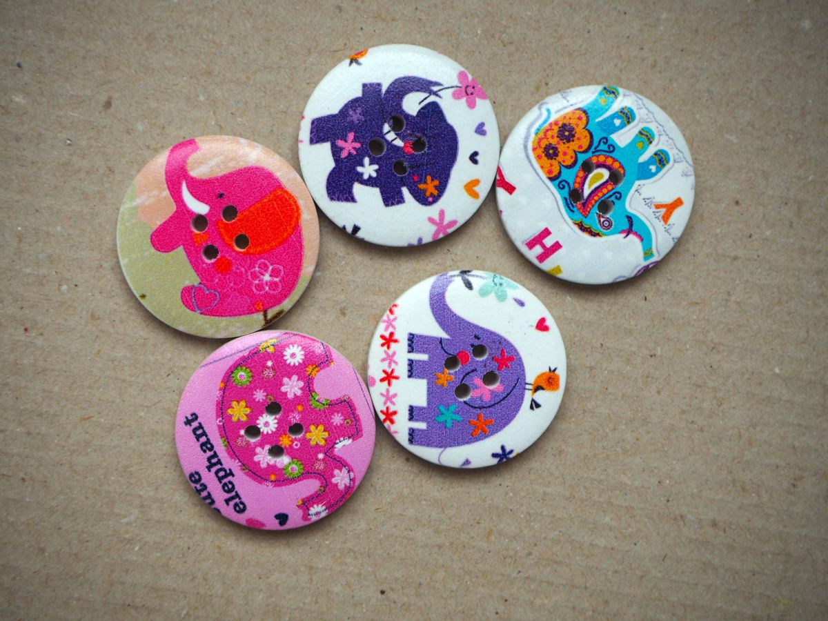 LOT 5 Gros boutons bois éléphants différents, ton violet/rose