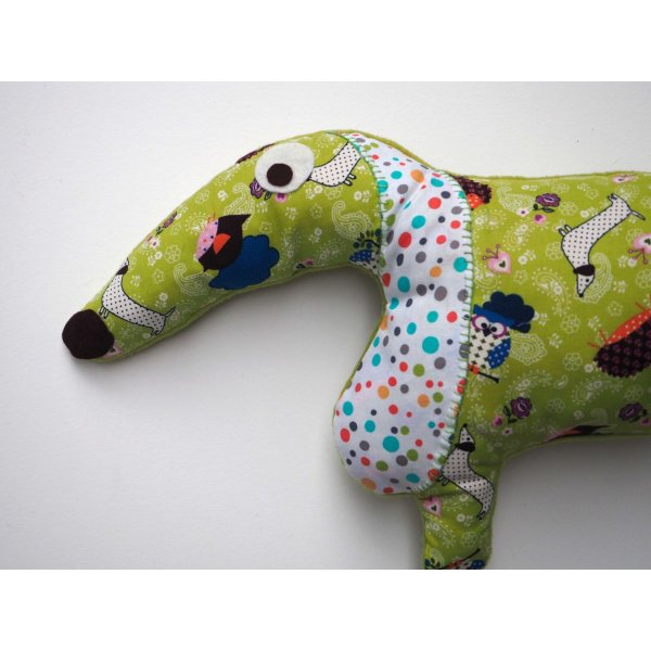 Coussins : Chien style Teckel, allongé, 60x28cm, tissu vert avec 