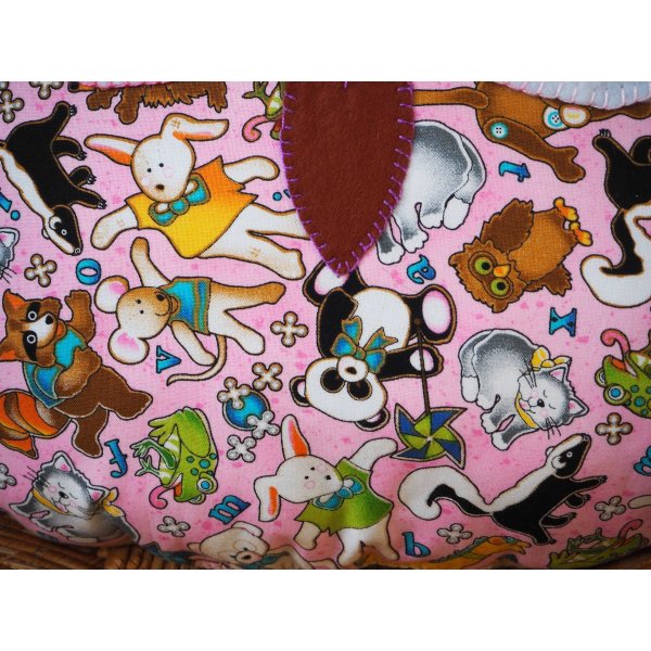 Coussin chouette/hibou, 38x32cm, tissu coton rose avec nombreux animaux, brodé main