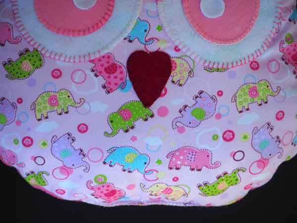 Coussin chouette/hibou, 36x30cm, tissu rose avec petits éléphants rigolos, brodé main