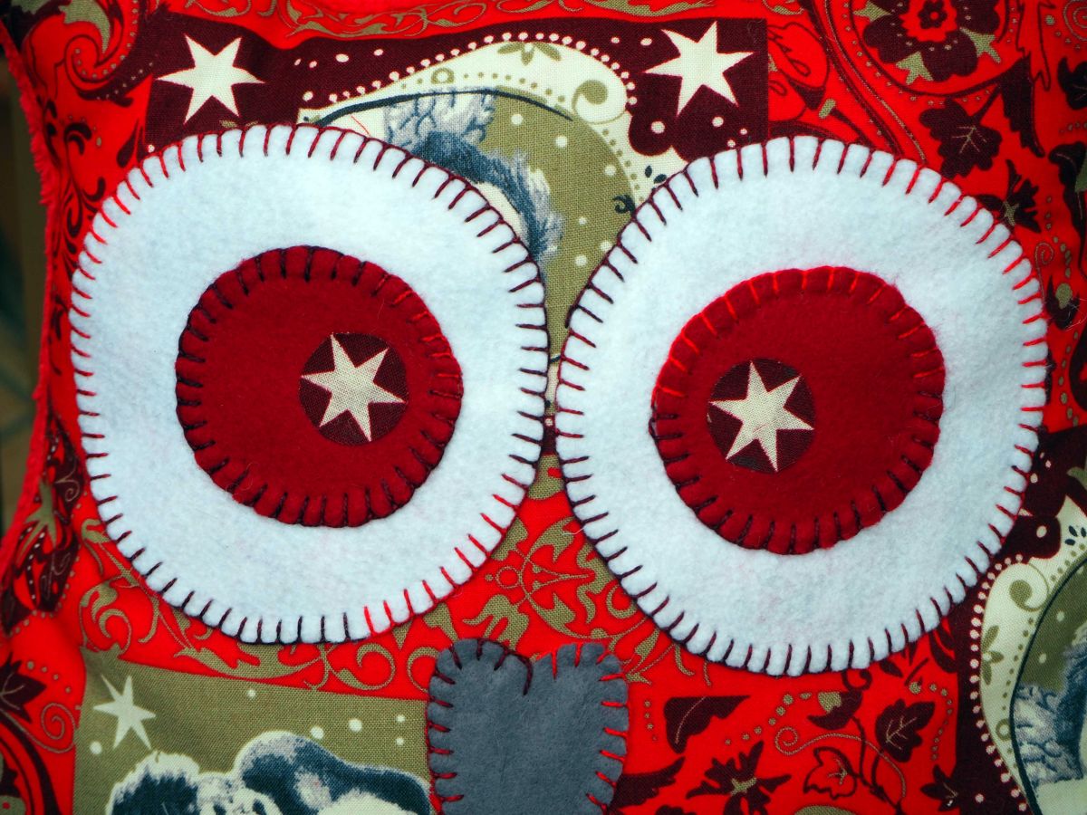 Coussin NOËL Grande Chouette/hibou, 46x40cm, fond rouge avec anges