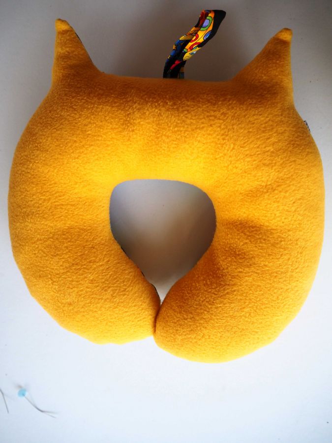 Coussin nuque , modèle animal, tissu chats, forme chat