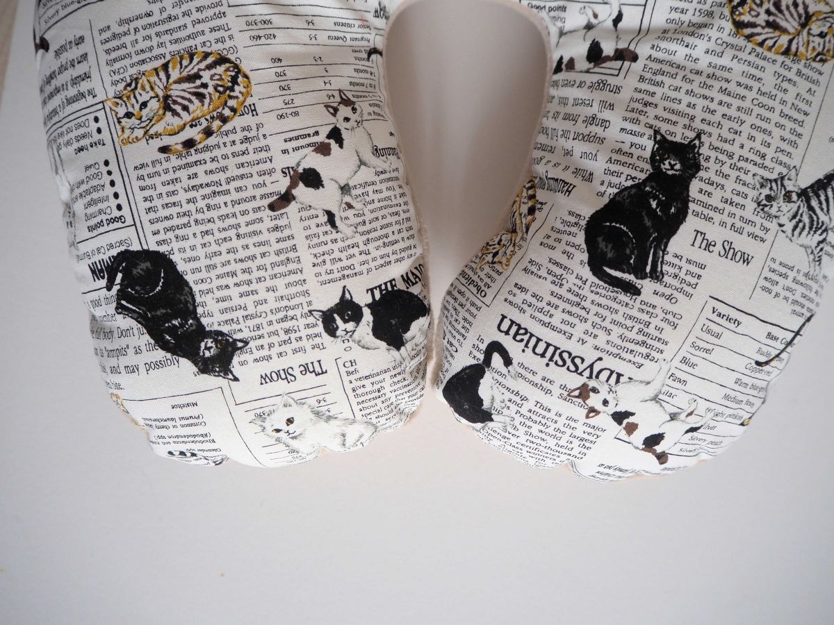 Coussin de nuque, de repos, tour de cou, blanc/art journal/chats noirs