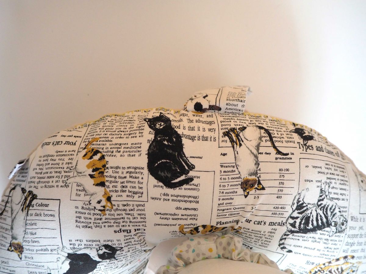 Coussin de nuque, de repos, tour de cou, blanc/art journal/chats noirs