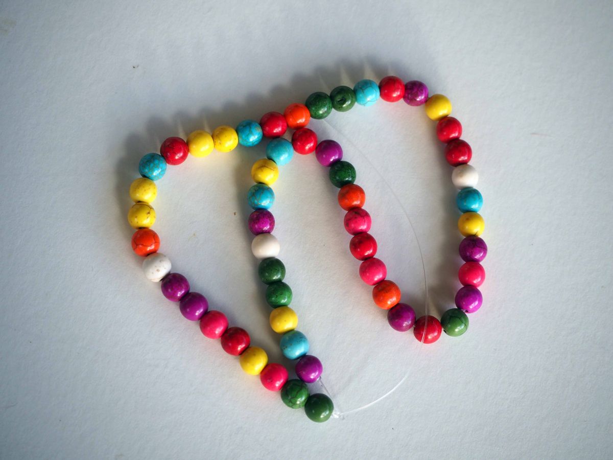 Enfilade 50 perles 8mm HOWLITE multicolores,  42cm de long