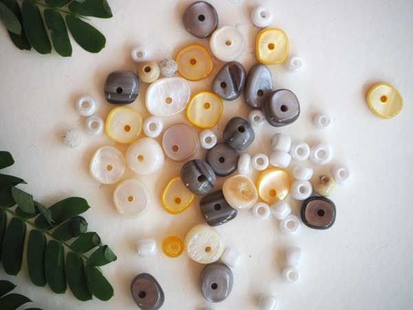 Ensemble 55 perles: chips  de  NACRE, 5 à 8mm, blanc, gris, jaune et perles verre 4mm
