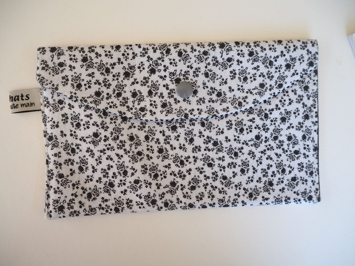 Grande pochette avec poche int , coton blanc fleurs noires 21x13cm, doublé rayé