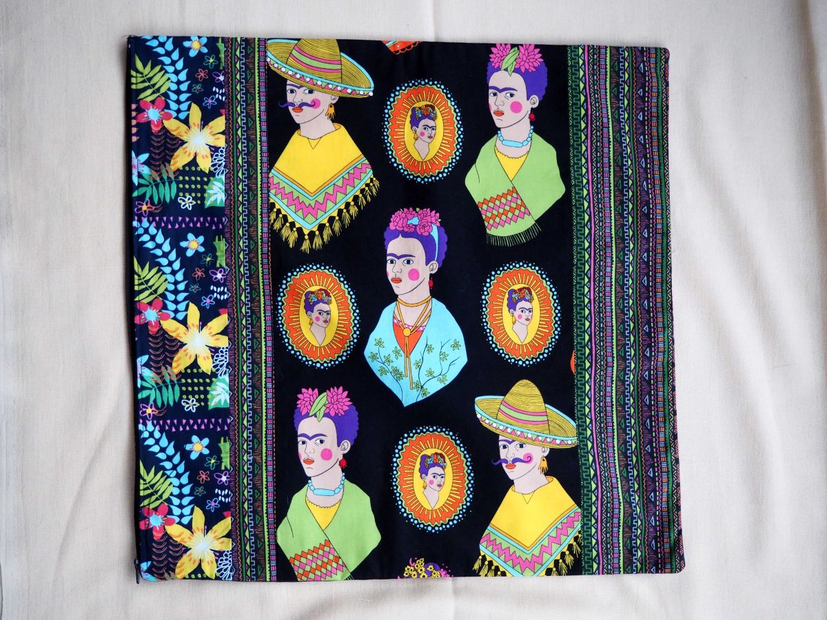 HOUSSE de coussin 44x44cm, Frida Kahlo fond noir