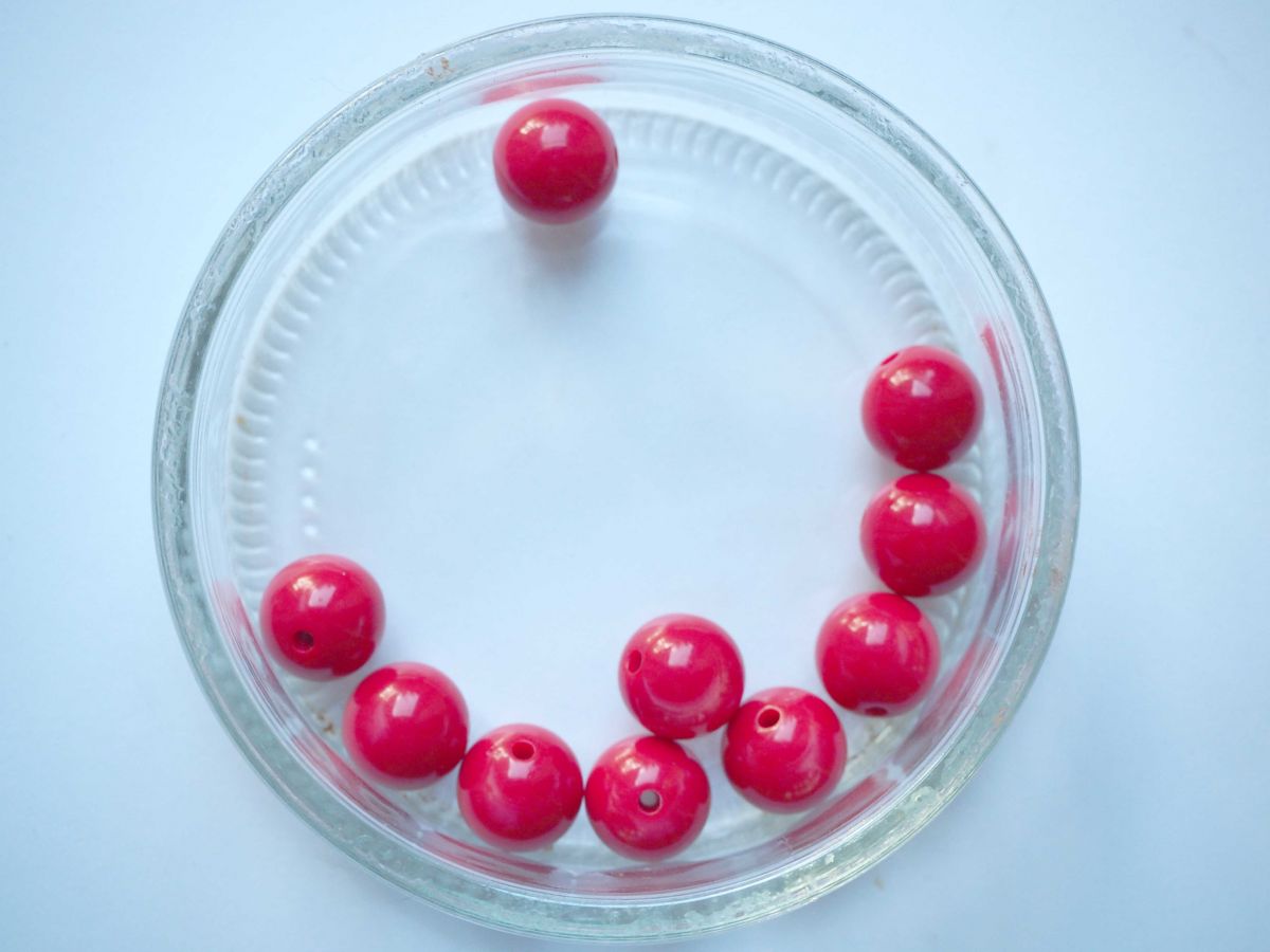 Lot 10 perles en résine couleur rouge  12mm 