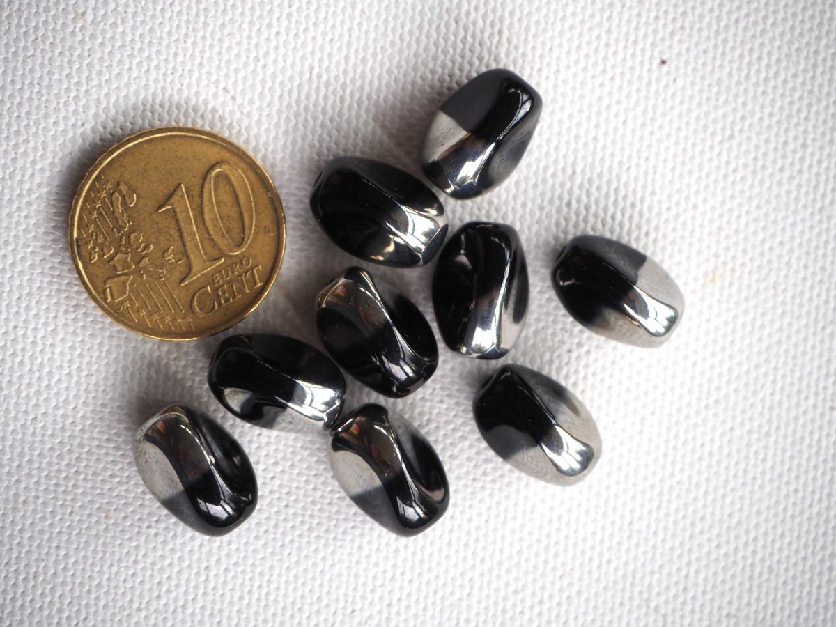 Lot de 10 perles en verre , ton noir/argent forme graine,12mm