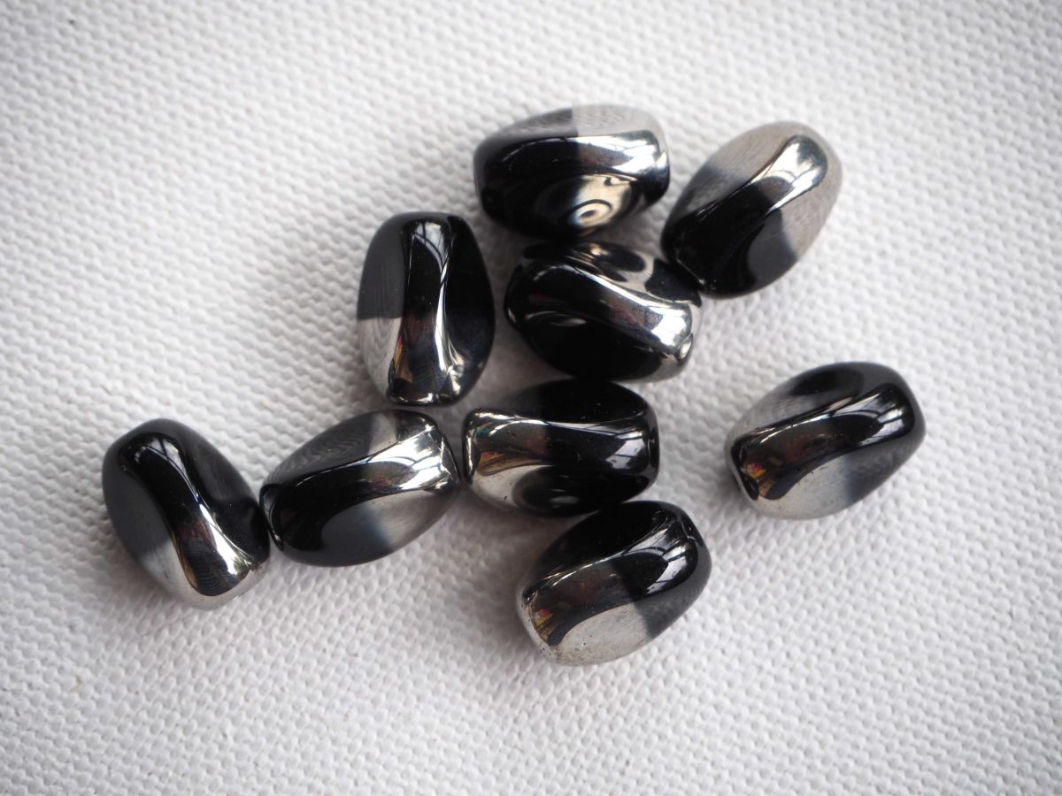 Lot de 10 perles en verre , ton noir/argent forme graine,12mm