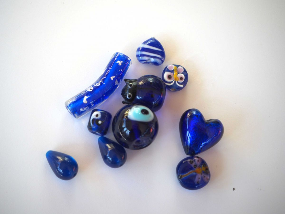 Lot de 10 perles en verre différentes, tons bleu marine avec fleurs à l' intérieur et argent 