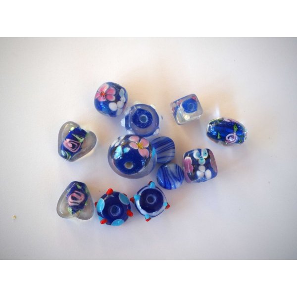 Lot de 11 perles en verre différentes, tons bleu marine avec fleurs à l' intérieur  