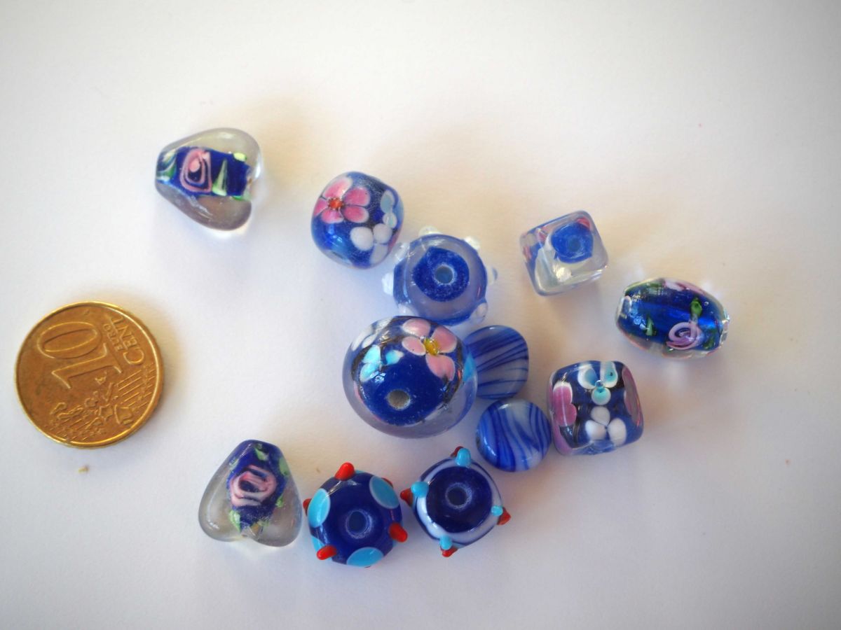 Lot de 11 perles en verre différentes, tons bleu marine avec fleurs à l' intérieur  