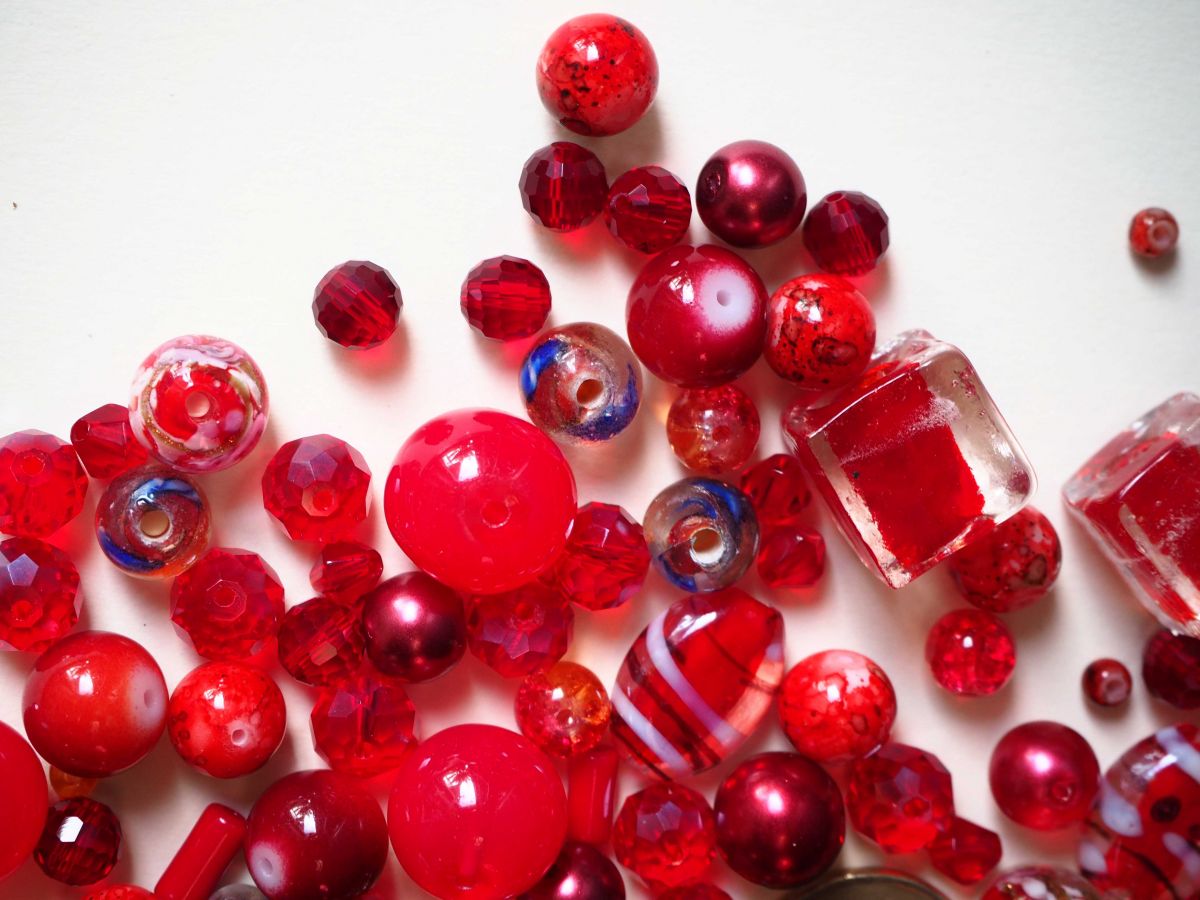 Lot de 120 perles tons rouges de différentes formes