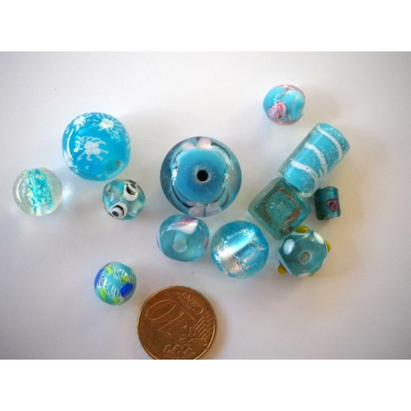 Lot de 12 perles en verre différentes 10 à 18mm, tons turquoise avec fleurs, argent et motifs