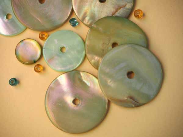 Lot 13 perles NACRE, 30 à 20mm, vert clair avec trou central
