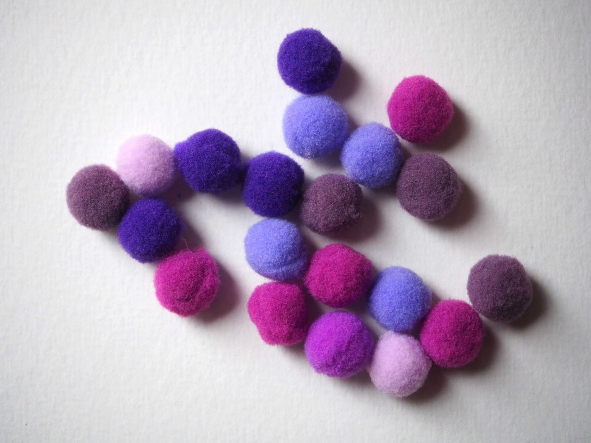 lot 15 pompons textiles, diam12/15mm, tonalité violette
