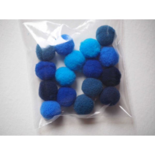 lot 16 pompons textiles, diam12/15mm, tonalité bleue foncée