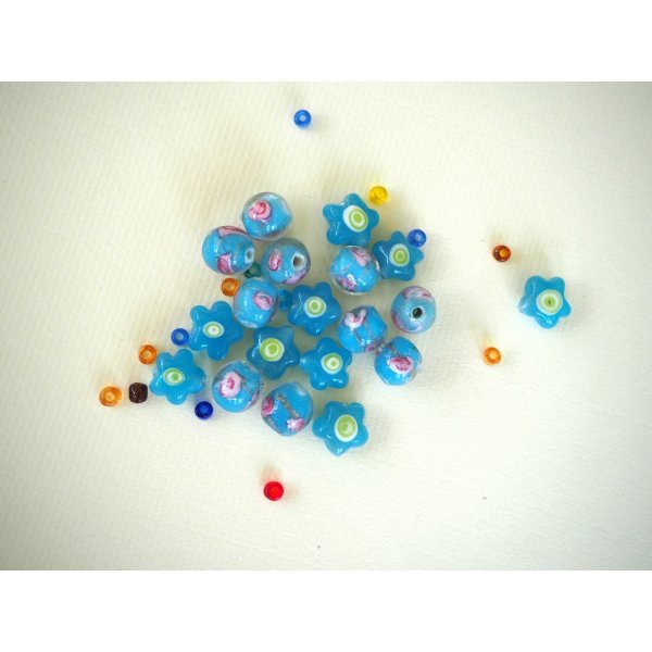 Lot de 20 perles en verre différentes  tons turquoise avec fleurs, argent et motifs